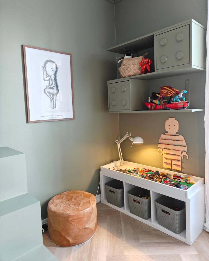 Gray corner storage cubes styled as Lego blocks from @villa_akerladan. White circular decals create playful building block design.