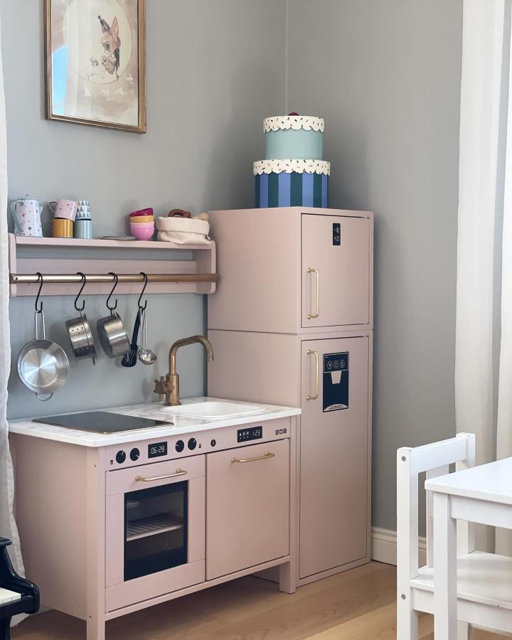 Dusty pink stacked play kitchen fridge and freezer from @hannarodin. Creative Eket cube transformation with realistic details.