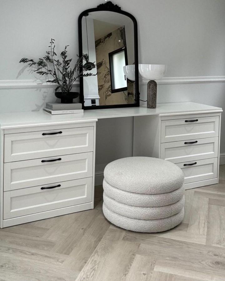 Elegant white vanity setup from @uliaverbij featuring Alex drawers and decorative mirror styling.