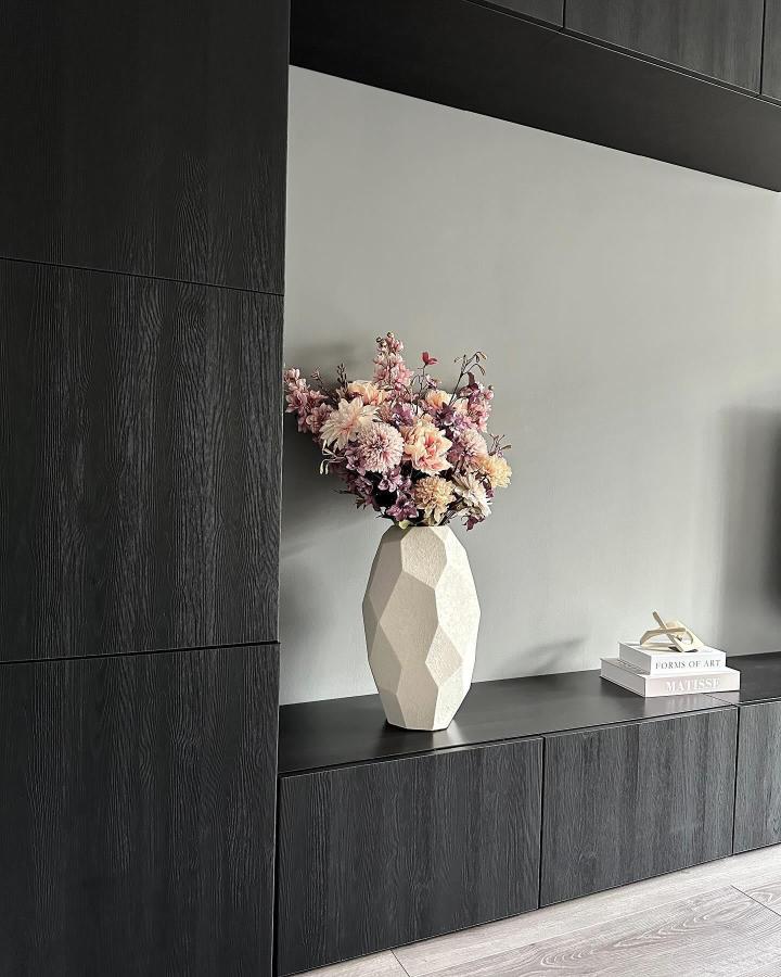 Dark wood media cabinet from @interior_by_klaudia with floating shelf and geometric vase display.