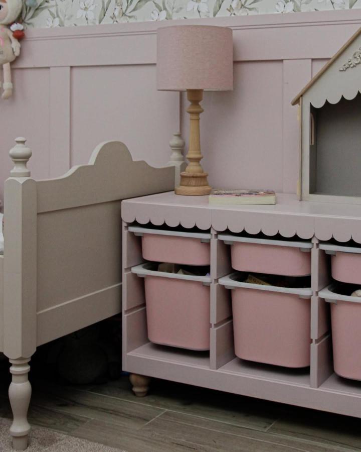 White Trofast unit with pink storage bins from @izabella.mueller. Decorative scalloped trim detail.