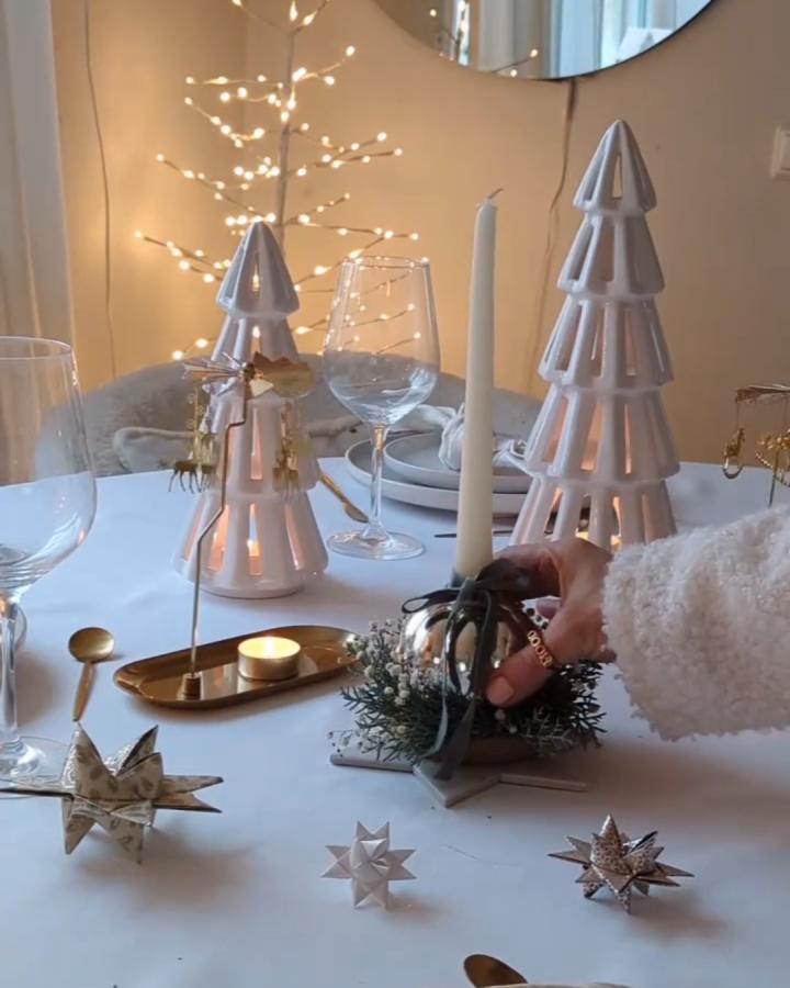 Natural cork mat candle display from @herzenstimme with white ceramic trees and brass accents.