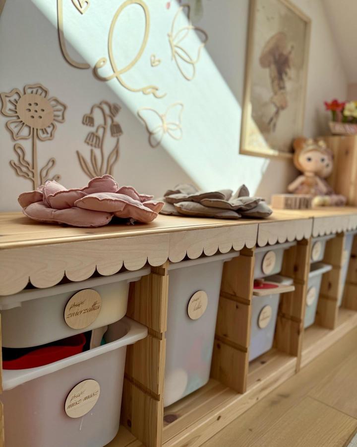Natural wood play kitchen with white Trofast storage bins from @decorwalczynska.pl. Features sc