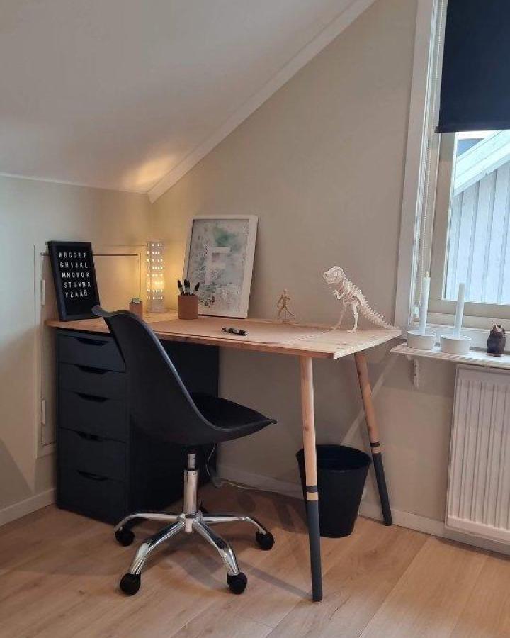 Black and natural wood workspace setup with black Ikea Alex drawer unit and dipped wooden legs from @arkiv_kreativ in a cozy corner.
