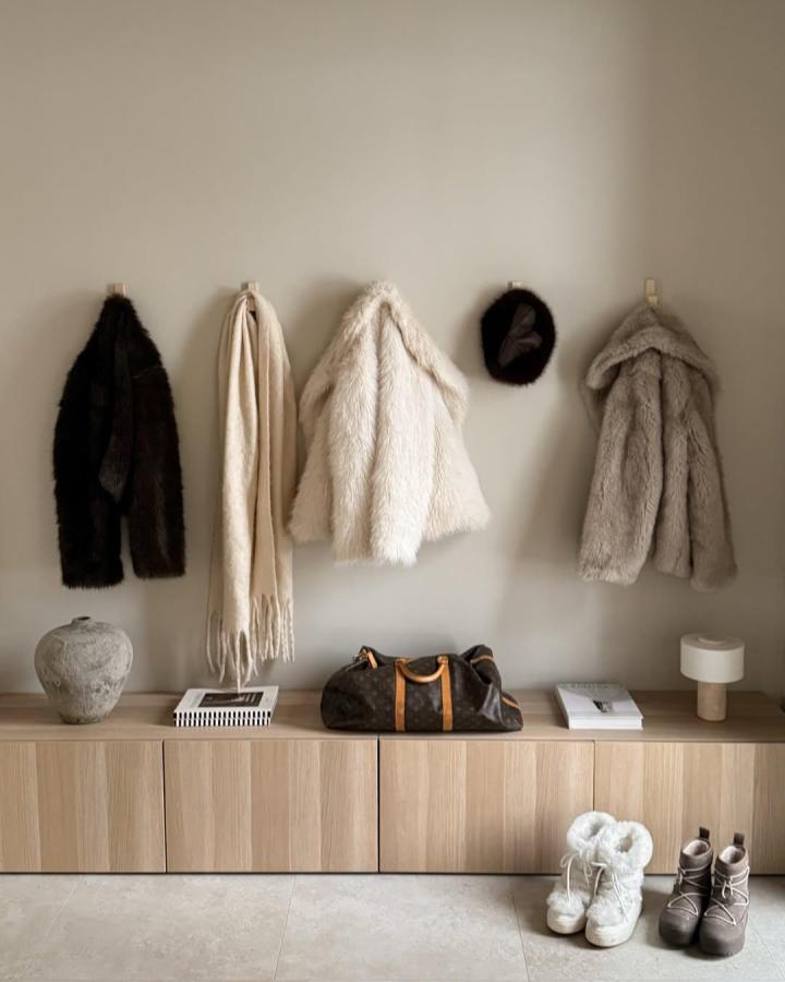 Light wood ikea besta bench hack with cozy coats and minimalist storage by @joanna.avento in a neat entryway setting.