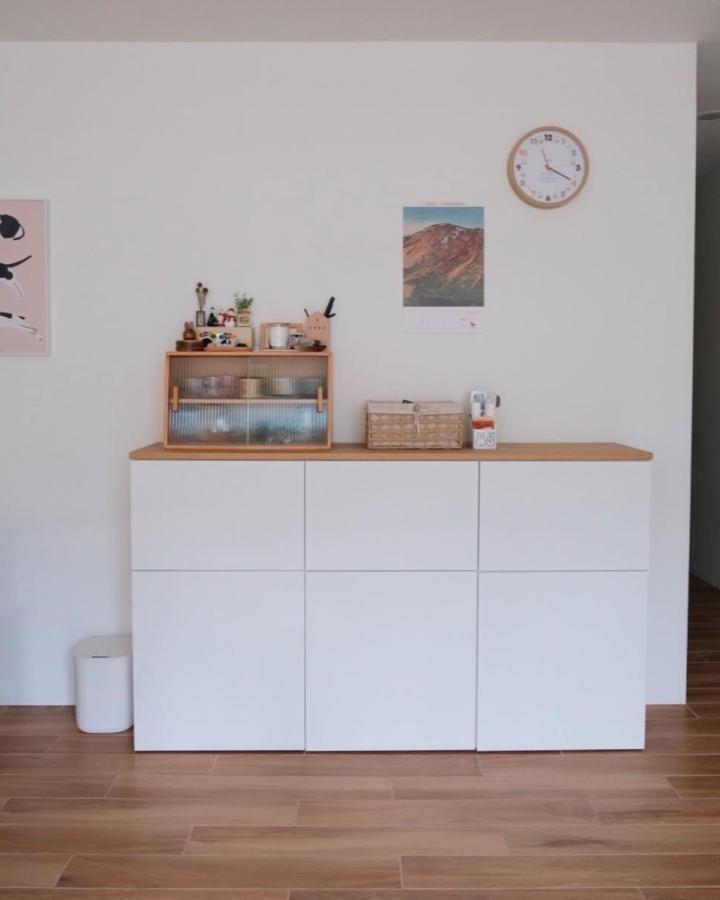 White minimalist ikea besta sideboard hacks with wooden top and frosted glass cabinet by @kkcat_days in a neat living space