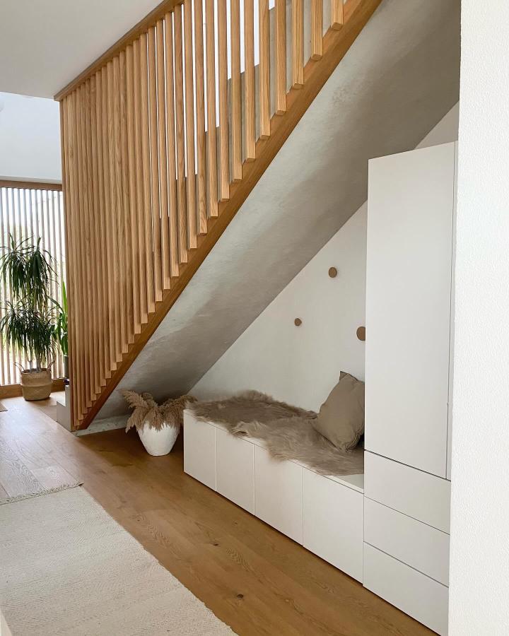 White minimalist storage bench with faux fur under stairs by @21waende. Ikea platsa wardrobe hacks with warm wood and soft textures.