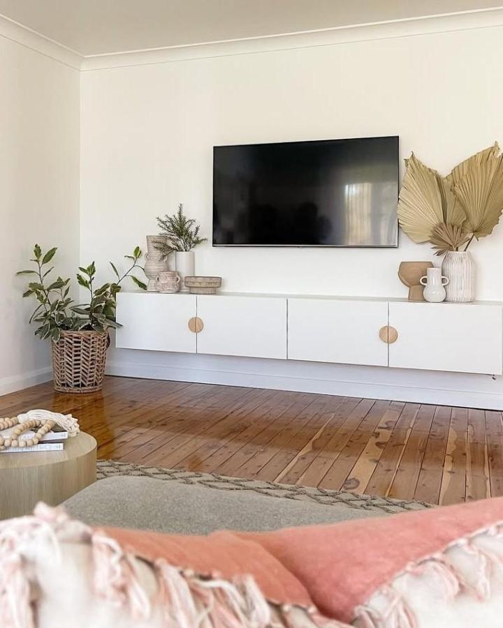 White and natural wood minimalist ikea besta floating tv unit ideas from @katrinas_instagram. Floating storage with natural décor accents.