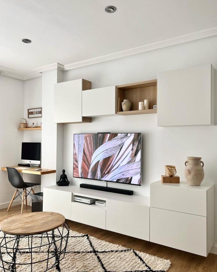 White and natural wood Ikea Besta floating TV unit ideas from @lacasitadelapa with minimalist decor and clean lines in living room.