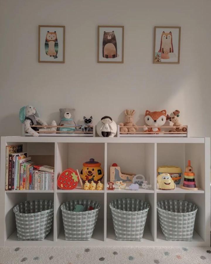 Soft woven baskets in white and gray tones for toy room storage from @dom.na.slasku. Cozy, kid-friendly storage with natural wood accents and plush animals.