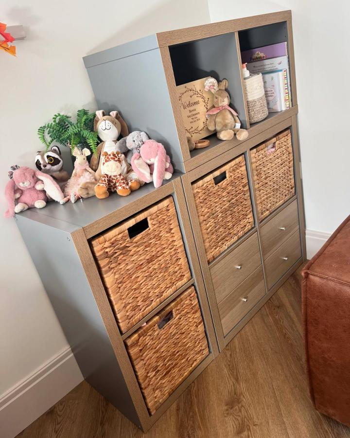 Natural woven baskets in Ikea Kallax toy storage ideas by @lowca_chapel with soft toys and wooden accents for a warm, organized look