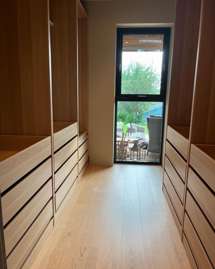 Natural oak drawer units in a bright narrow space with window from @olavduunsveg46a. ikea pax dressing room ideas. Clean, handleless drawer fronts.