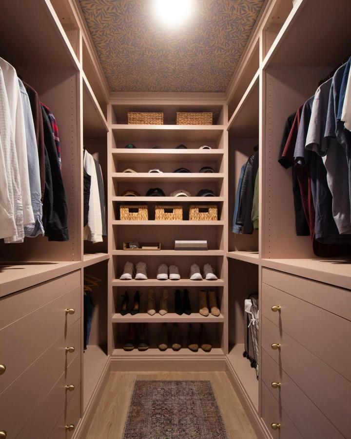 Soft dusty pink ikea pax dressing room ideas from @findmaggiemay with open shelves and woven baskets for shoes and accessories organization.