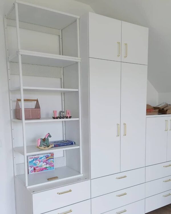 White Platsa storage wall from @zazuza82. Brass handles and open shelves brighten a kids room.