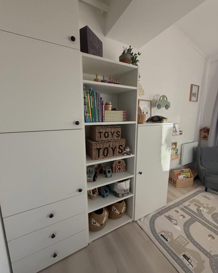 White modular Platsa storage unit with baskets and toys in cozy kids’ room by @homewith_szandi. Neat and functional kid-friendly space.