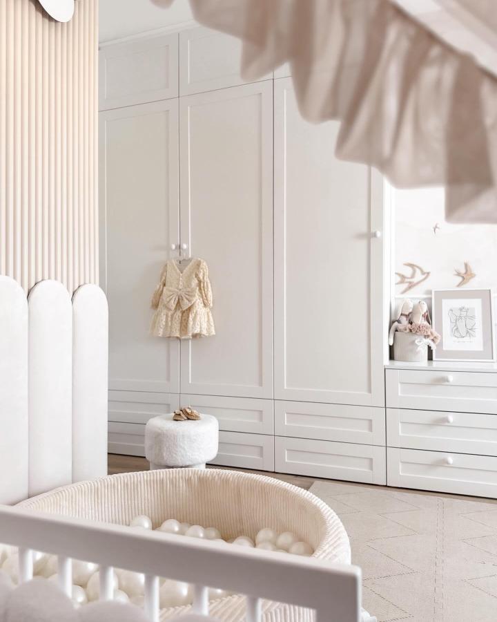 Creamy white Ikea Platsa closet with drawers in a soft, neutral kids’ room by @our.beige.world featuring plush textures and gentle tones.