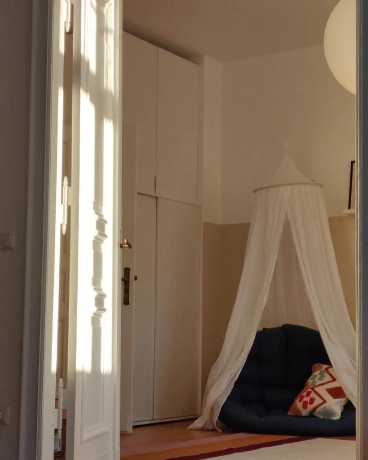Navy papasan chair with white canopy next to white Ikea Platsa storage cabinets in warm beige kids room by @dreizimmerinberlin. Cozy and neat setup.