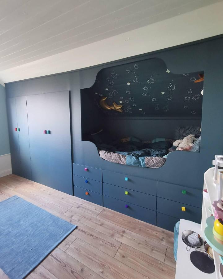 Dark blue Platsa built-in bed nook with colorful drawer knobs and starry ceiling from @inredningsliv. Cozy kids room with smart storage.