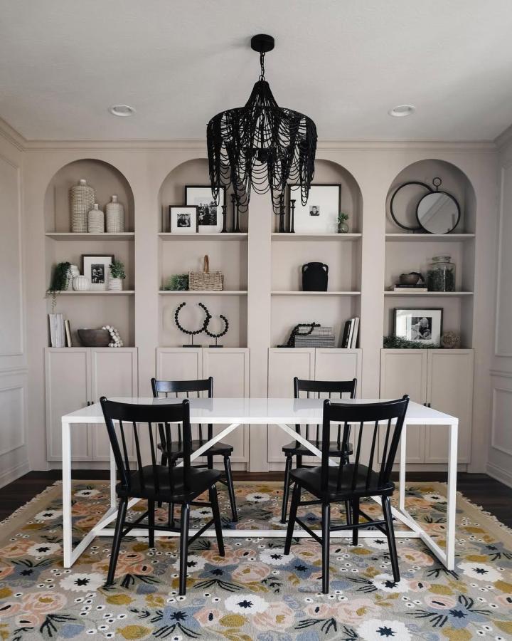 Beige arch-trimmed billy bookcase built ins ideas from @ceciliedraebye with elegant shelves and storage in a cozy dining room.