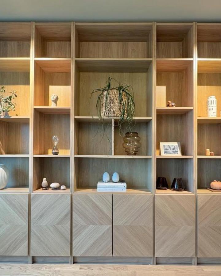 Natural oak chevron door built-in bookcase from @charlotte.hjornevik with minimalist decor and open shelving. Elegant storage solution.