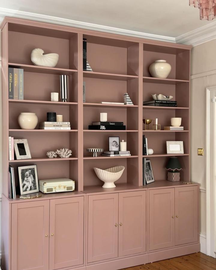 Dusky pink custom painted Billy bookcase styling from @lustliving with brass knobs and decorative ceramics. Elegant ikea billy bookcase styling.