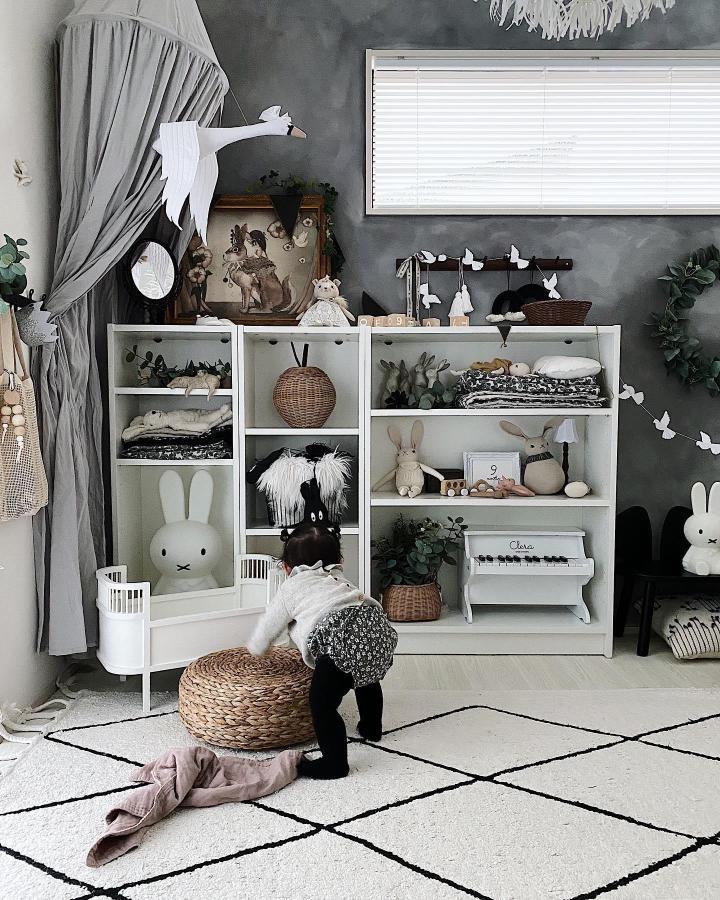 White painted Billy shelves styled by @chay__ttt with natural woven baskets and playful kids room accessories in a cozy setting.