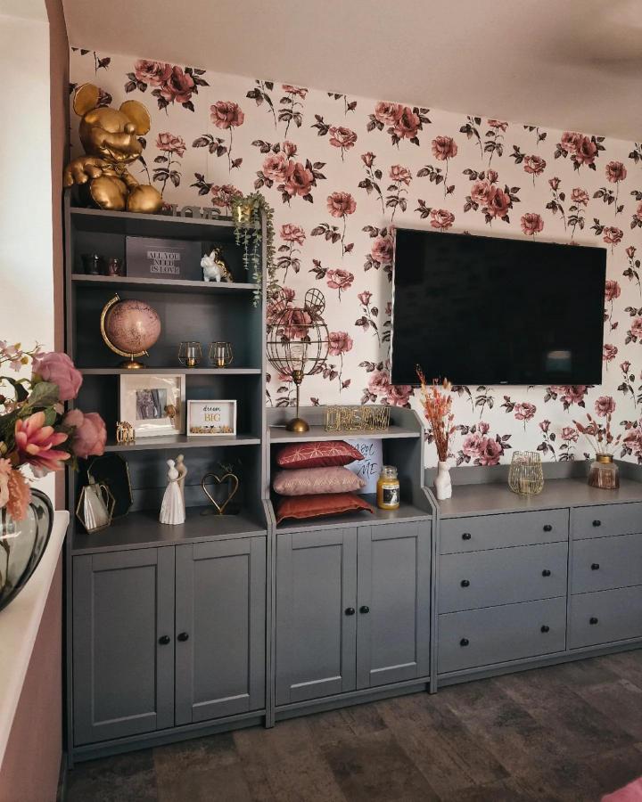 Grey painted Hauga cabinets and floral wallpaper living room styling by @mimihimbeere showing charming ikea hauga ideas with elegant decor accents.
