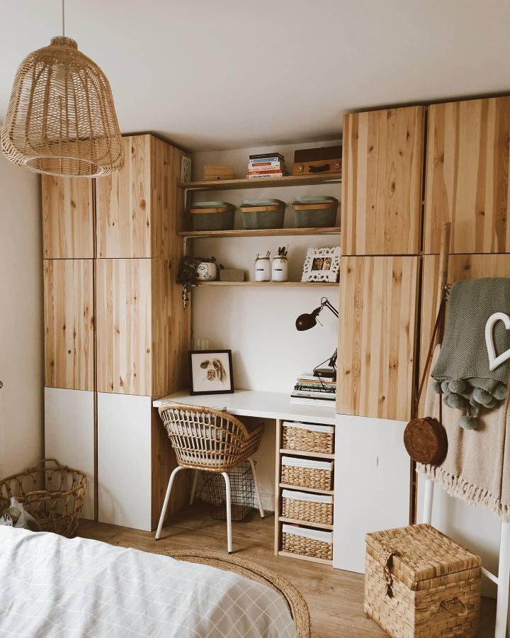 Natural pine and white wood built-in workspace by @interikleur with wicker baskets and rattan chair in cozy bedroom corner.