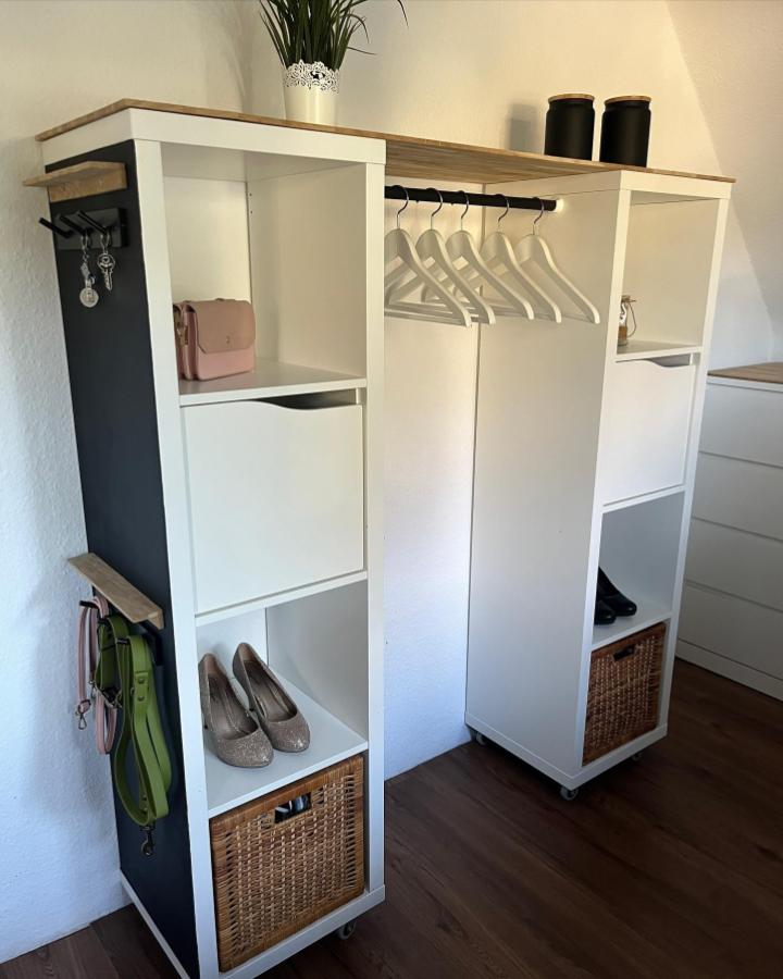 White and natural wood entryway storage unit with hooks and baskets from @diy_tapali_diy. Functional and stylish furniture with hanging space and wheels.