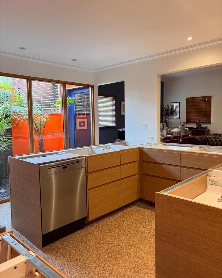 Oak effect METOD kitchen cabinets and stainless steel dishwasher from @lwdesignandassembly with warm natural wood finishes ikea kitchen hacks.