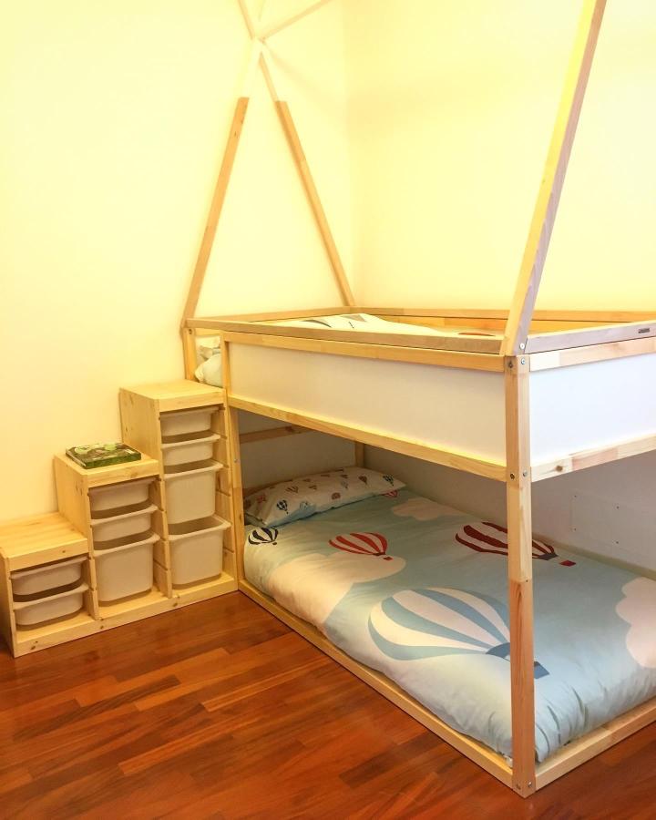 Natural wood and white plastic TROFAST stair storage with house frame in child's bedroom by @happychildren.vf. Cozy and practical ikea kura and trofast bed hacks.