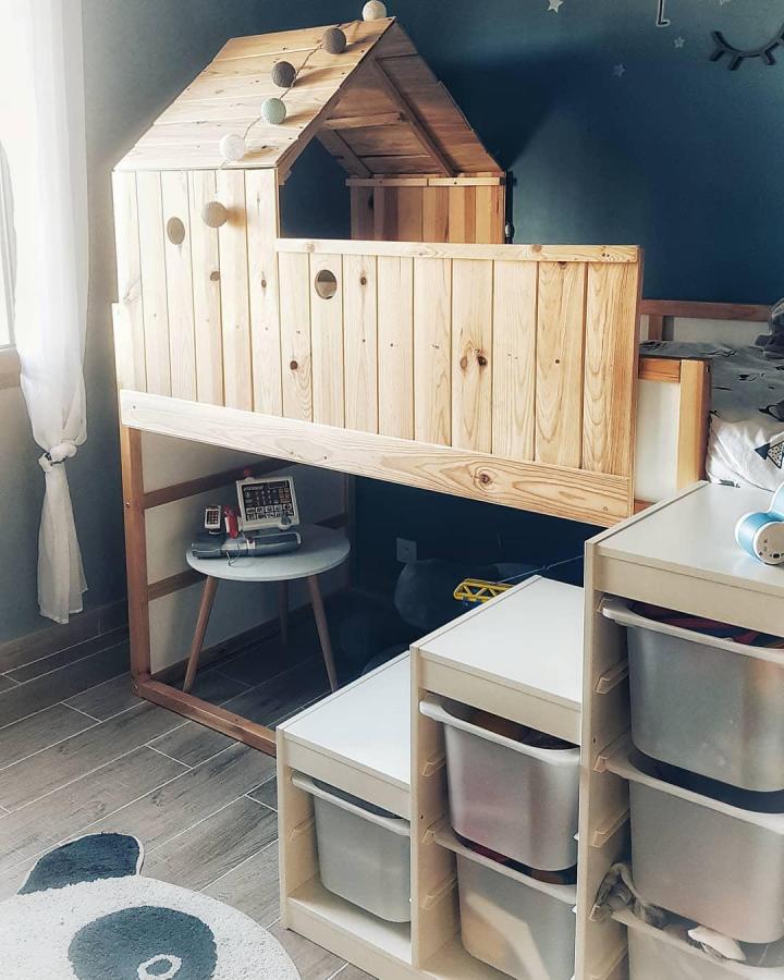 Natural pine wooden Kura cabin bed with white Trofast bin staircase storage from @mamaisonpour2018. Rustic and functional kids' bedroom setup.