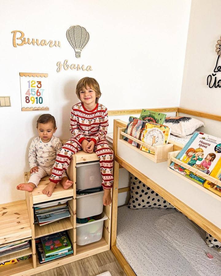 Natural wood Trofast staircase and bookshelf for kids from @veneta.romanski with creative storage and reading nook.