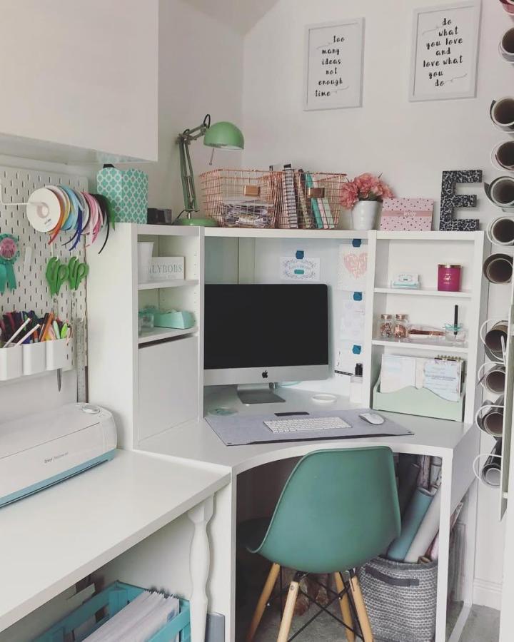 Copper wire baskets and pastel pegboard setup with green accents in a cozy home office by @our_happy_place_45. Stylish and organized workspace.