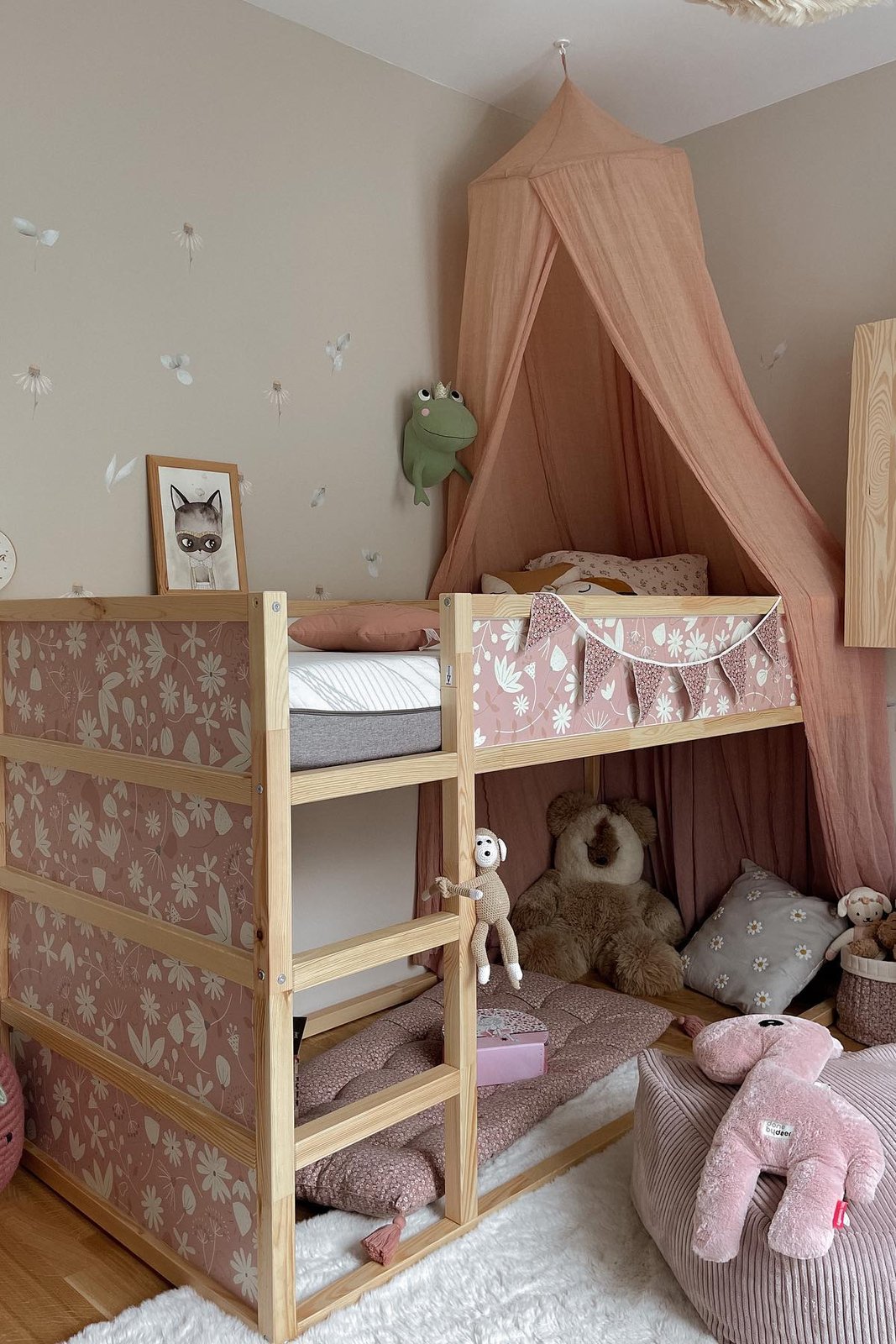 Floral KURA bed canopy with soft bedding, plush toys, and cozy accessories for a child’s bedroom