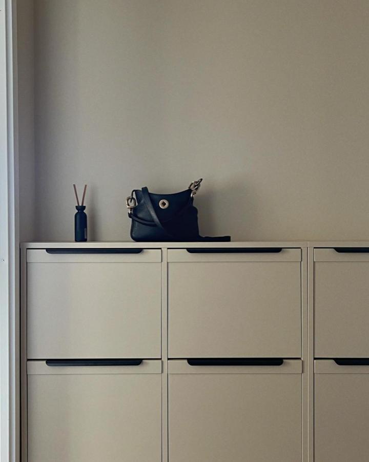 Beige IKEA STÄLL with black BILLSBRO handles in entryway storage by @noemierssl. Simple, modern, and organized drop zone solution.