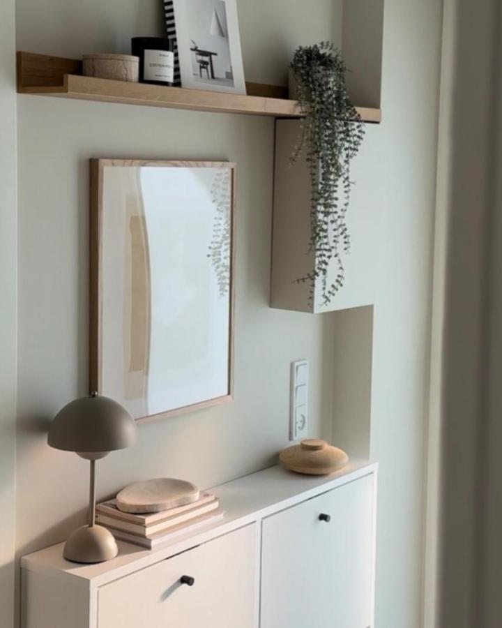 Beige and oak minimalist drop zone with IKEA STÄLL and MOSSLANDA from @home_by_juul featuring clean lines and subtle greenery ikea drop zone ideas.