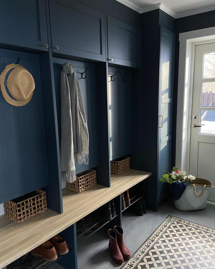 Navy blue IKEA LERHYTTAN mudroom storage with wooden bench and woven baskets by @kristinvald_photography bright and functional entryway setup.