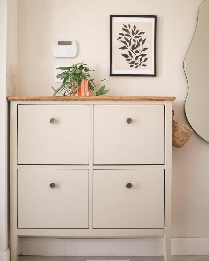 Natural wood topped white Ikea Hemnes drop zone from @rui_myhome featuring rounded knobs and minimalistic design for ikea drop zone ideas.