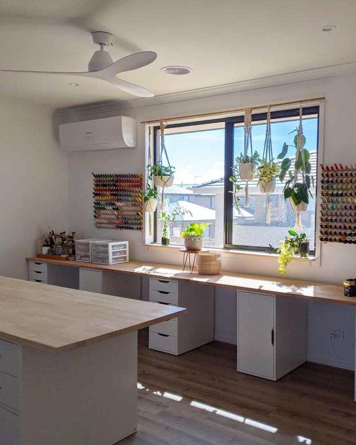 White and natural wood craft room with Kallax shelves and Alex drawers from @birdy_sew_obsessed bright and organized sewing corner.