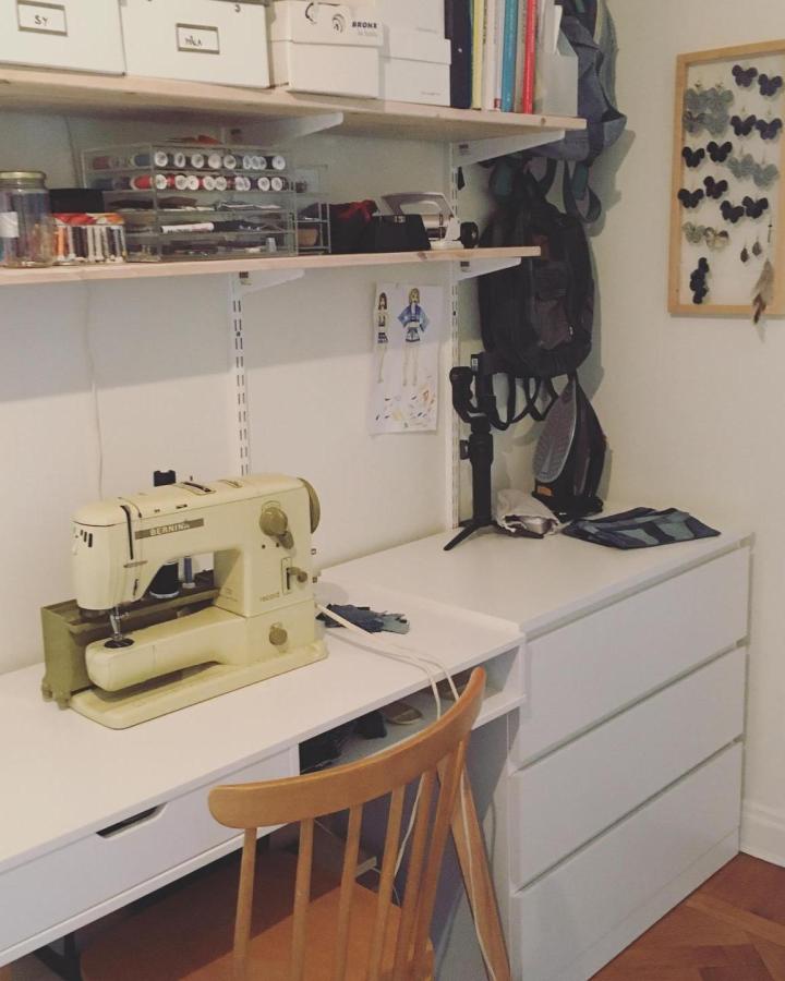 Vintage cream sewing machine on white IKEA workspace by @sbyisabelle with Malm drawers and organized shelves for craft supplies.