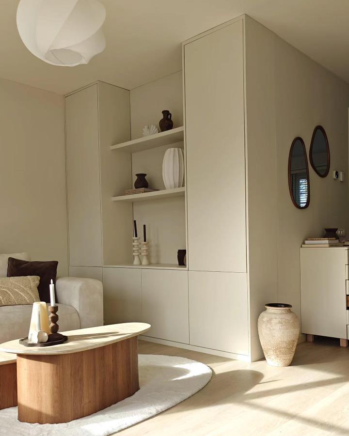 Cream matte built in Ikea Besta storage unit in a small living room from @thuisbijthira. Bright and minimal ikea small living room hacks with open shelves and clean lines.