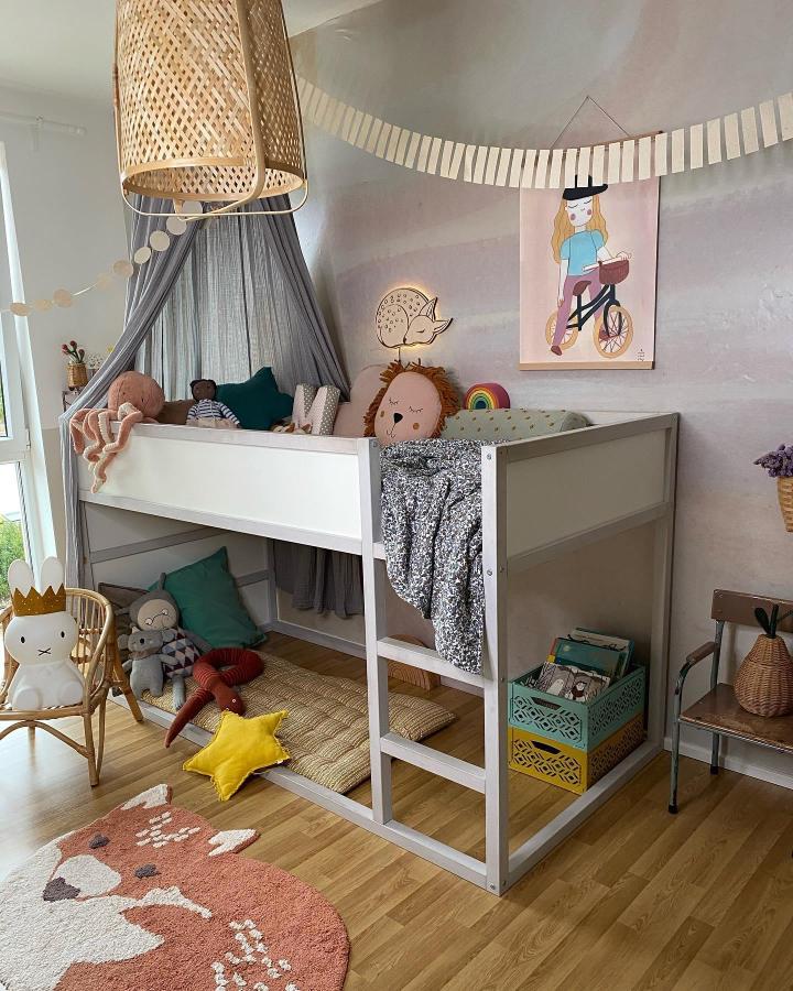 Grey canopy fabric KURA bed from @hej_sylwi. Cozy layered accessories, garland, cushions, and toy storage.