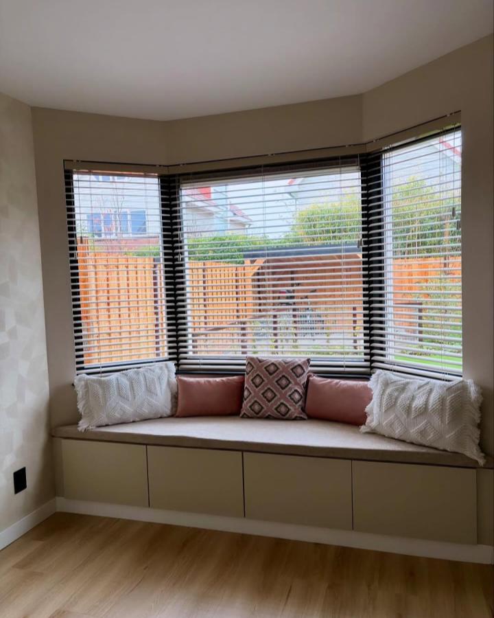 Taupe built-in window seat from @hoekje_van_eef. Besta cabinets create hidden storage beneath a cushioned bay nook.