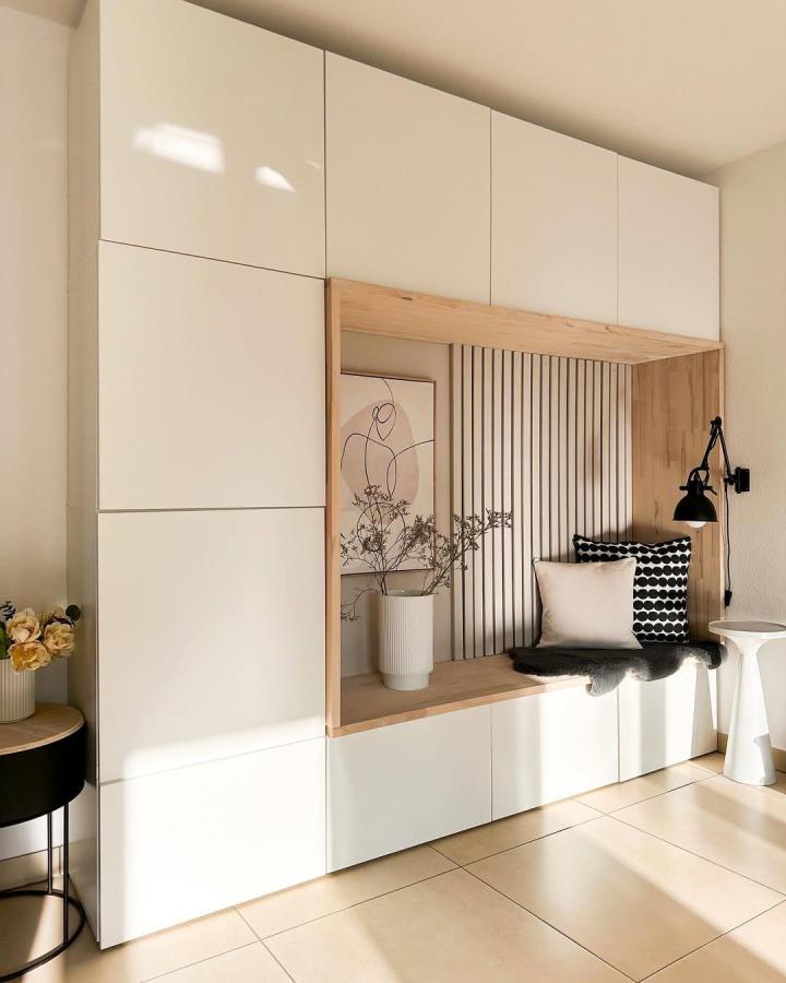 Warm white oak living room from @anetas_leben. ikea besta built in ideas with bench and slatted backdrop.