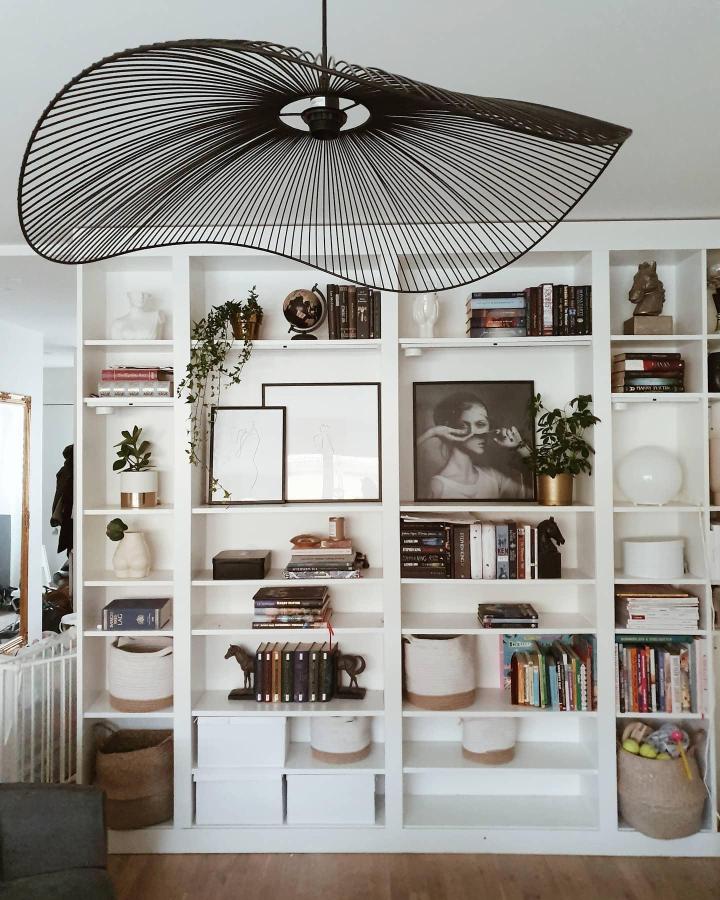 White open shelving room divider from @husdrommar_. Showcases ikea billy bookcase room divider ideas in living and dining spaces.