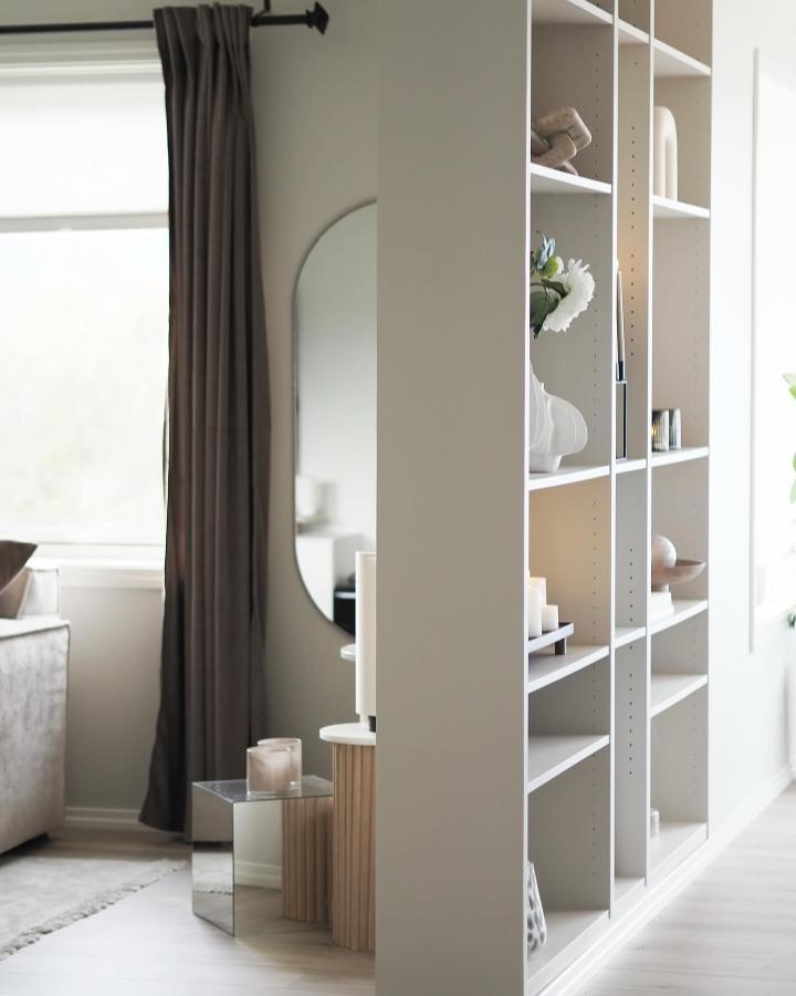 Warm white Tall Billy room divider from @interiorby.helene. Open shelving separates a bright living space.
