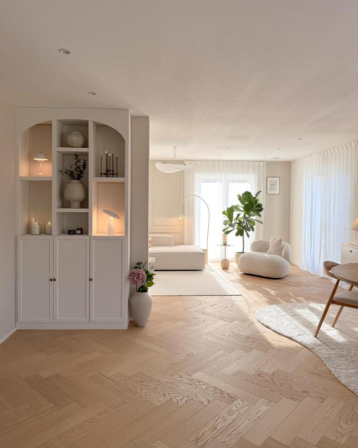 Warm off-white Billy room divider from @homestory_pictures. Arched shelves separate bedroom and living area.