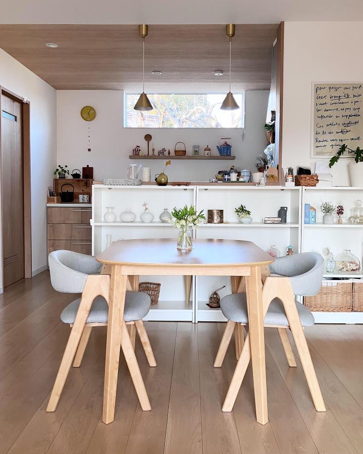 White wood dining divider from @mariaka_ie. Low Billy shelves separate kitchen and dining areas.