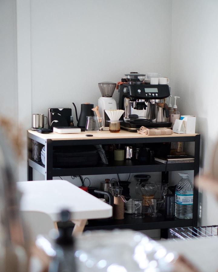 Black industrial coffee station from @dyldude. Neat ikea coffee bar hacks ideas feature BROR shelving and espresso gear.